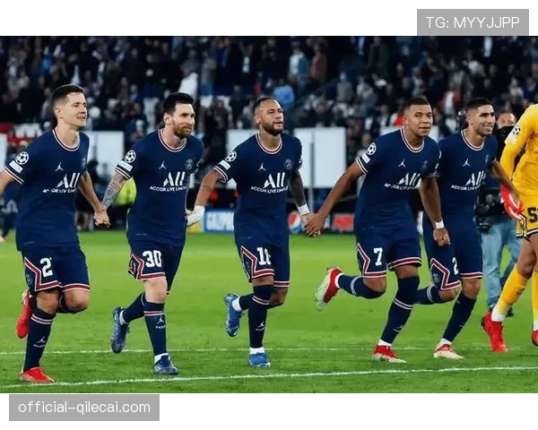 官方确认：里昂对阵南特的比赛因主队球迷冲入草坪而提前终止。